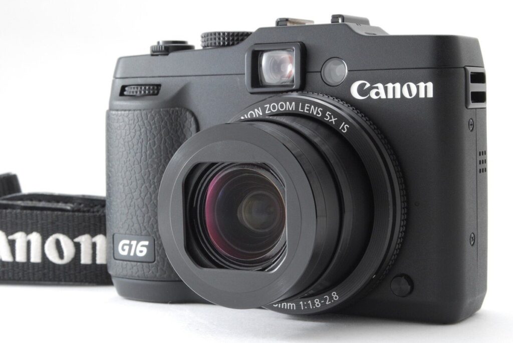Canon PowerShot G16 コンパクトデジタルカメラの斜め前からの画像