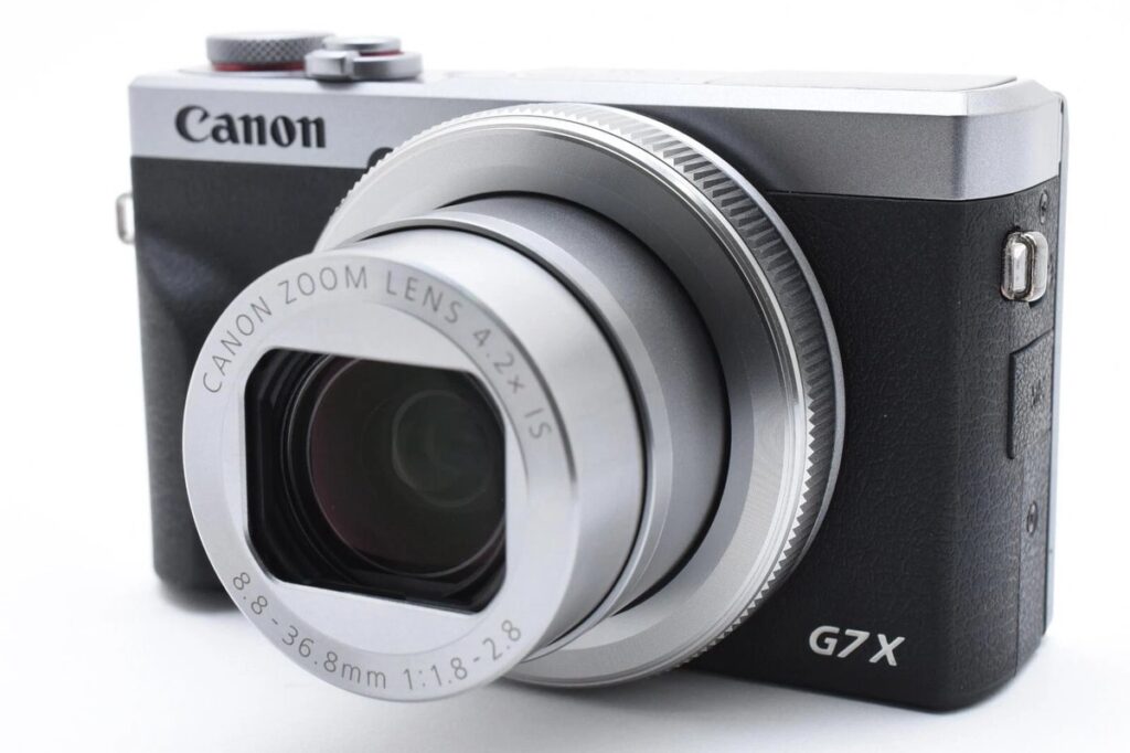 Canon PowerShot G7 X Mark III シルバーの斜め前からの画像
