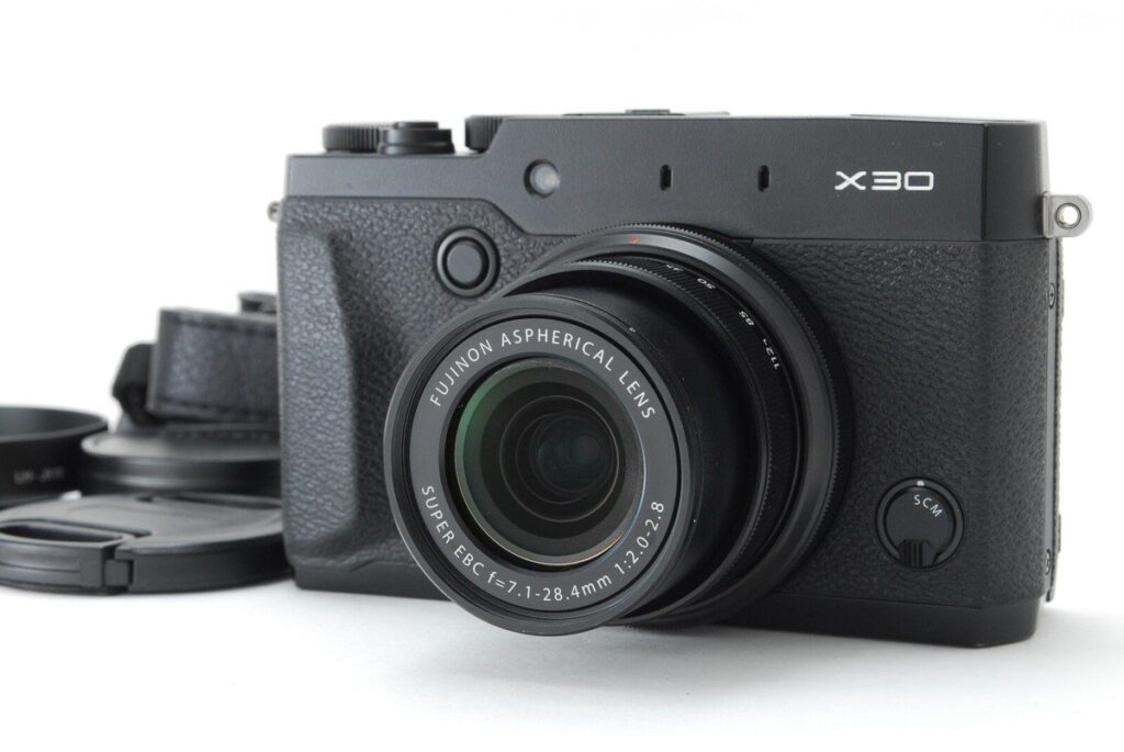 FUJIFILM X30 コンパクトデジタルカメラの正面画像 7.1-28.4mm F2.0-2.8レンズ搭載モデル