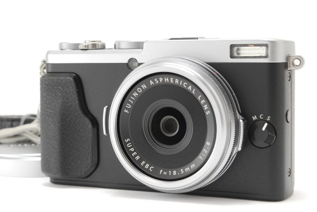 FUJIFILM X70 コンパクトデジタルカメラの正面画像 18.5mm F2.8レンズ搭載モデル