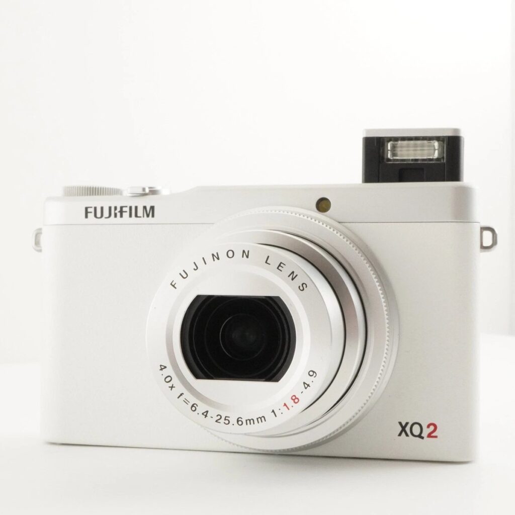 FUJIFILM XQ2 ホワイト コンパクトデジタルカメラの正面画像 6.4-25.6mm F1.8-4.9レンズ搭載