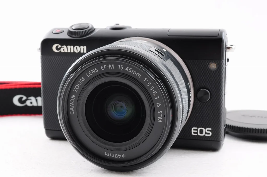 Canon EOS M10とEF-M 15-45mmレンズが装着されたミラーレスカメラの正面画像