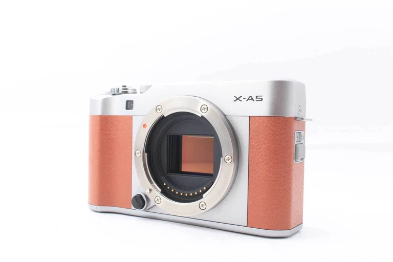 Fujifilm X-A5 ミラーレスカメラの本体画像（レンズマウント部が見えるアングル）