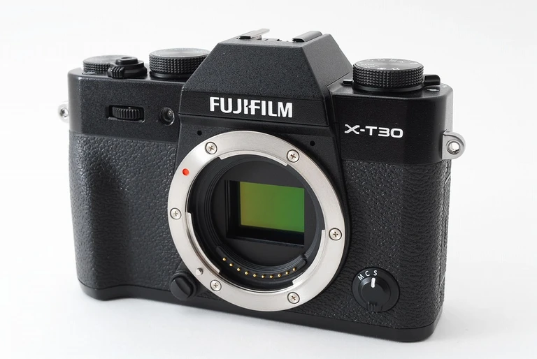 FUJIFILM X-T30のミラーレスカメラ本体。高性能なAPS-Cセンサー搭載の人気モデル。