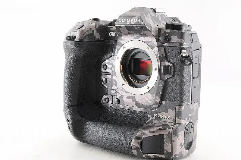 迷彩柄のOLYMPUS OM-D E-M1X ミラーレスカメラの正面外観