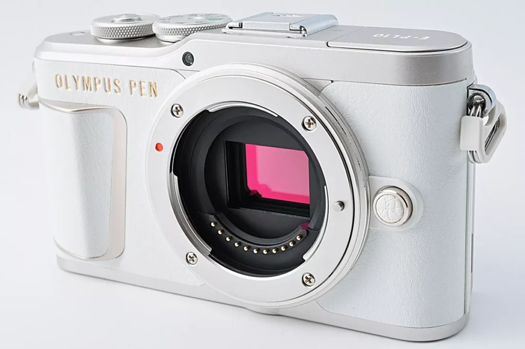 白ボディのおしゃれなミラーレス一眼カメラ OLYMPUS PEN E-PL10