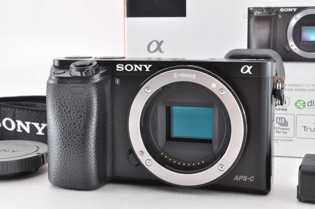 SONY αシリーズ APS-Cセンサー搭載ミラーレス一眼カメラ本体の正面画像