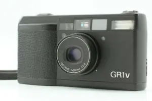 RICOH GR1v フィルムカメラ。GRレンズ28mmを搭載した高級コンパクトカメラの外観